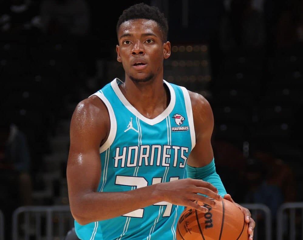 BRANDON MILLER DURANTE UN PARTIDO DE PRETEMPORADA CON LOS HORNETS
