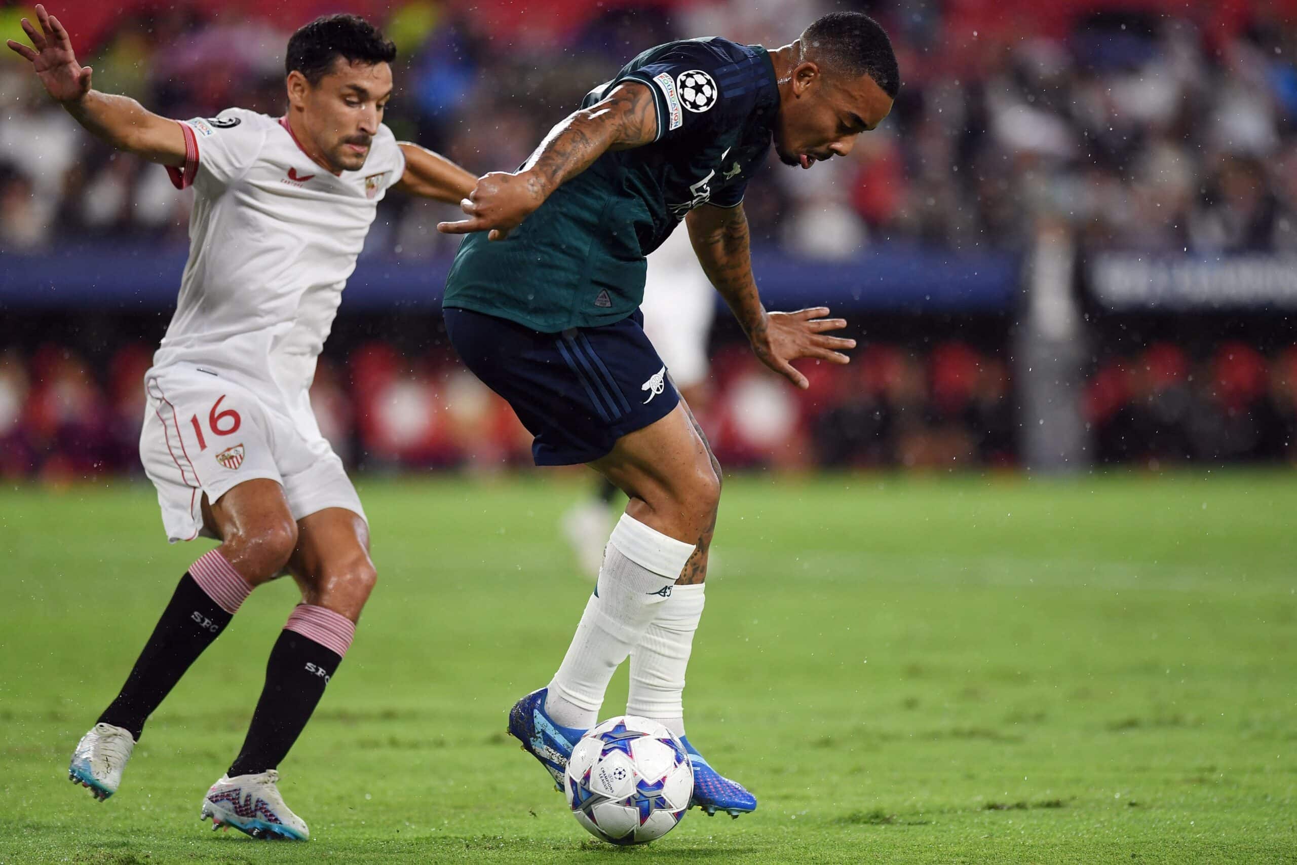 Gabriel Jesus y Navas peleando por el balón