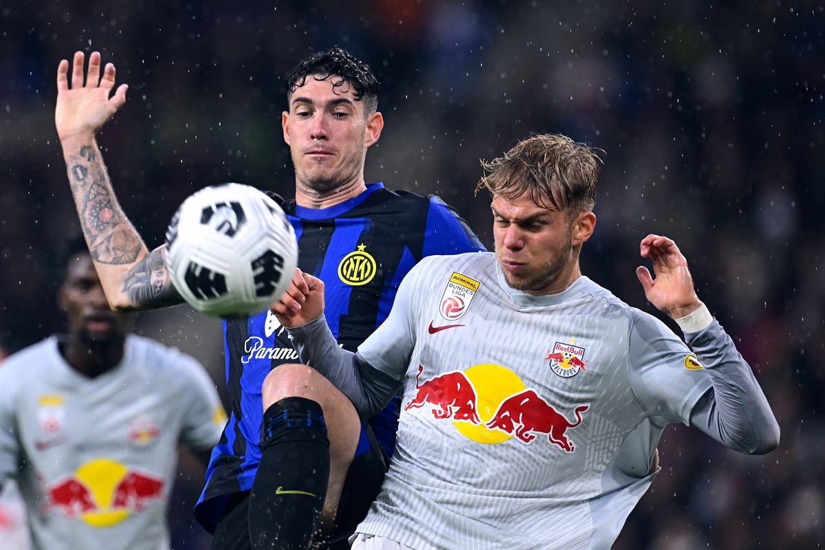 Bastoni compitiendo un balón con atacante del Salzburg