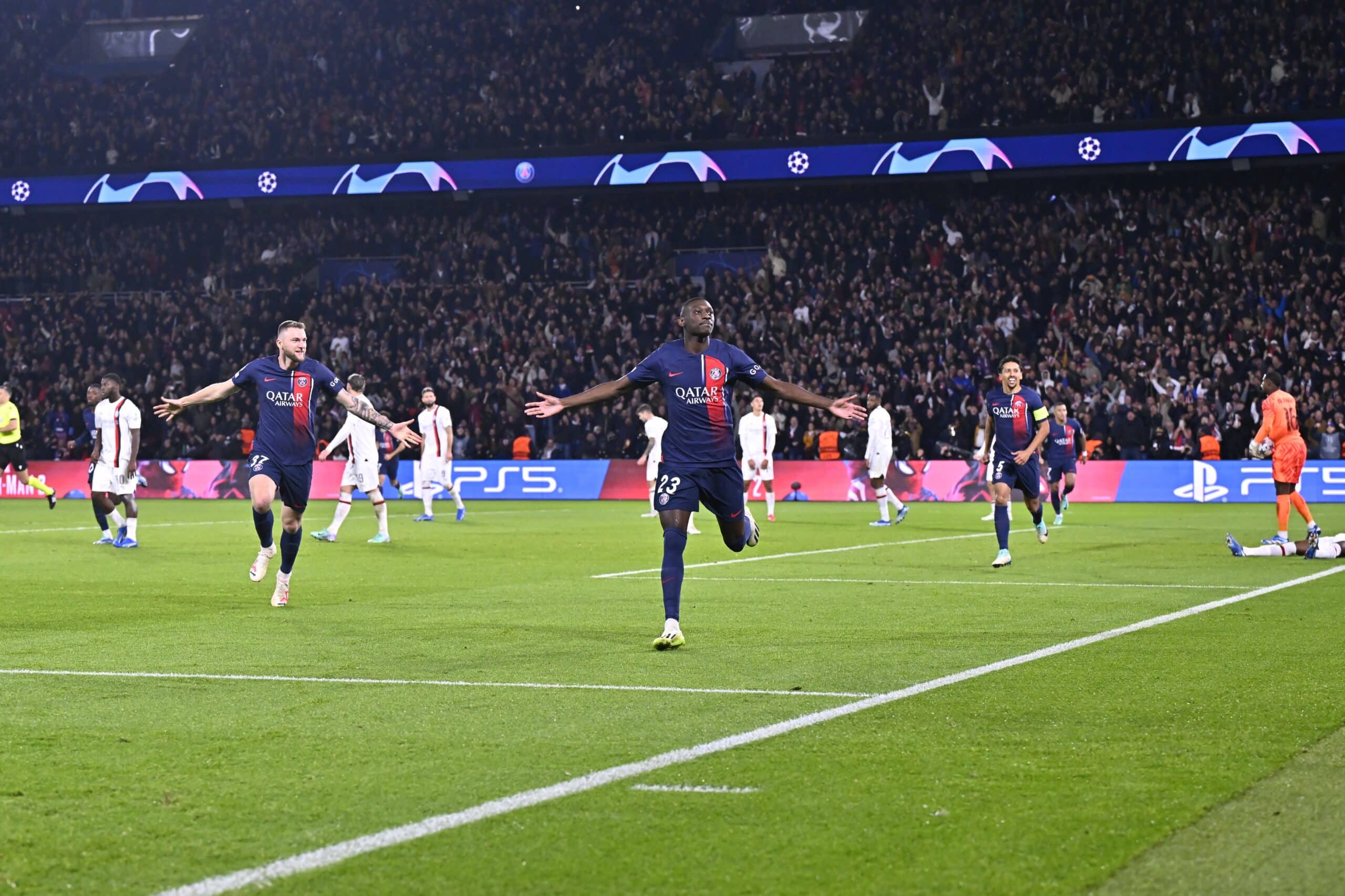 Kolo Muani festejando su gol