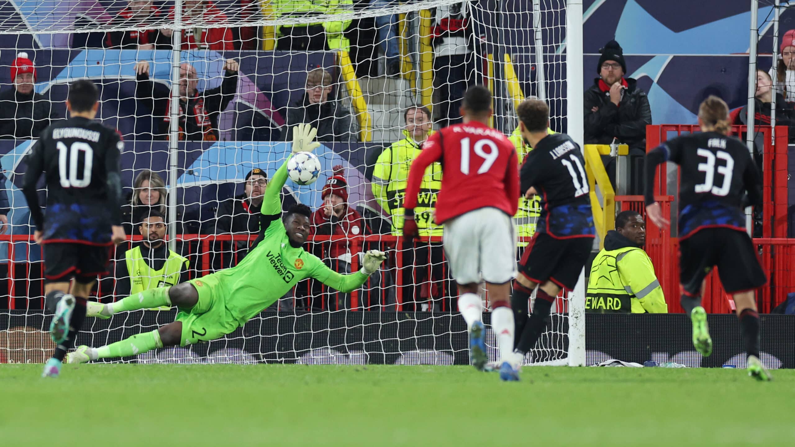 Onana atajando penal en la última jugada del juego