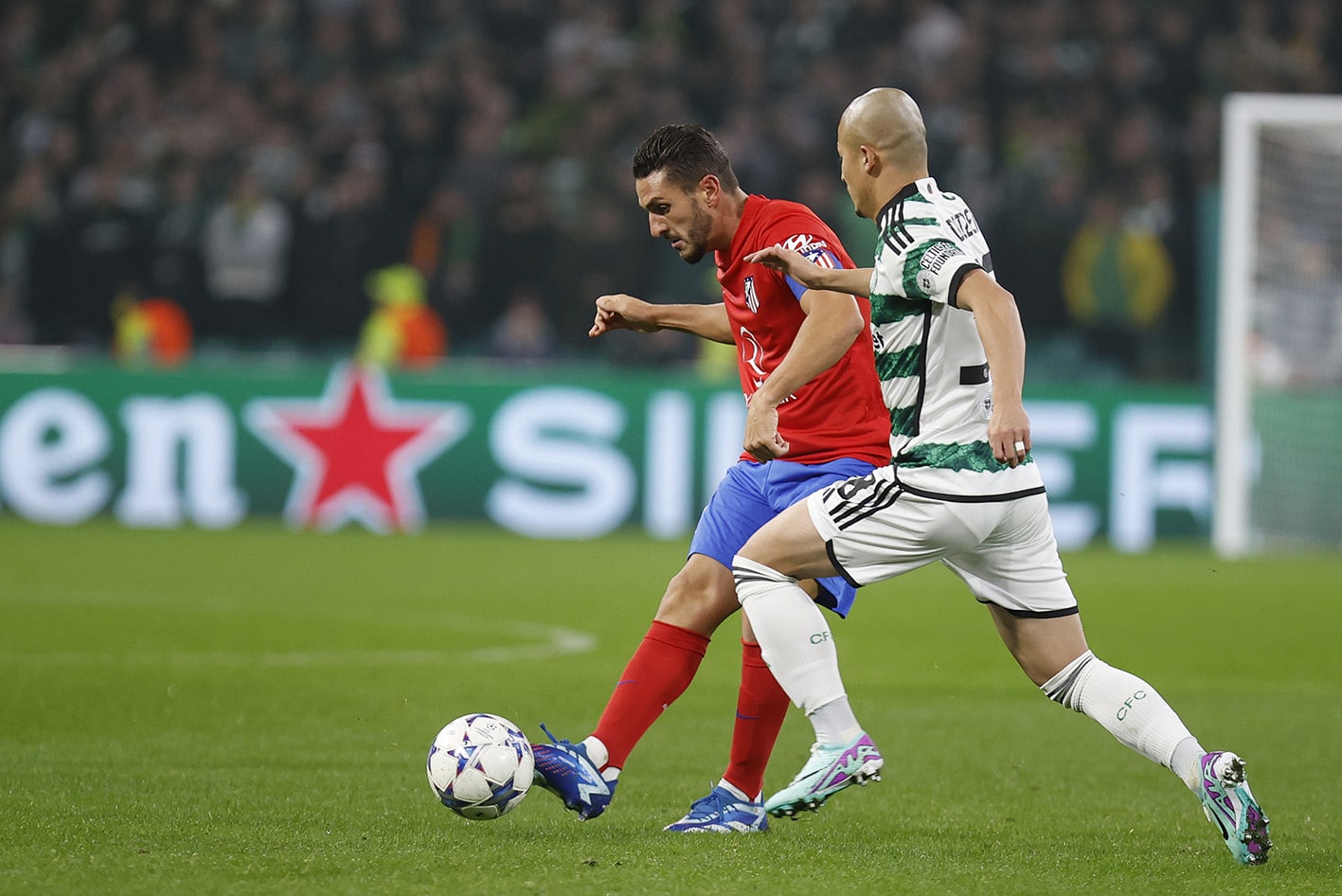 Koke dando un pase a un compañero