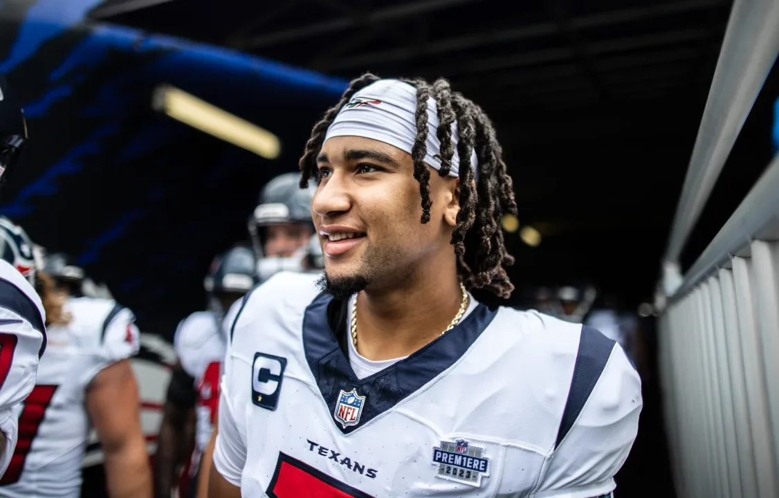 CJ STROUD, MARISCAL DE CAMPO DE LOS TEXANS SALIENDO AL CAMPO ANTES DE UN JUEGO