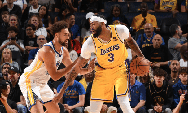 KLAY THOMPSON DE WARRIORS DEFENDIENDO A ANTHONY DAVIS DE LOS LAKERS