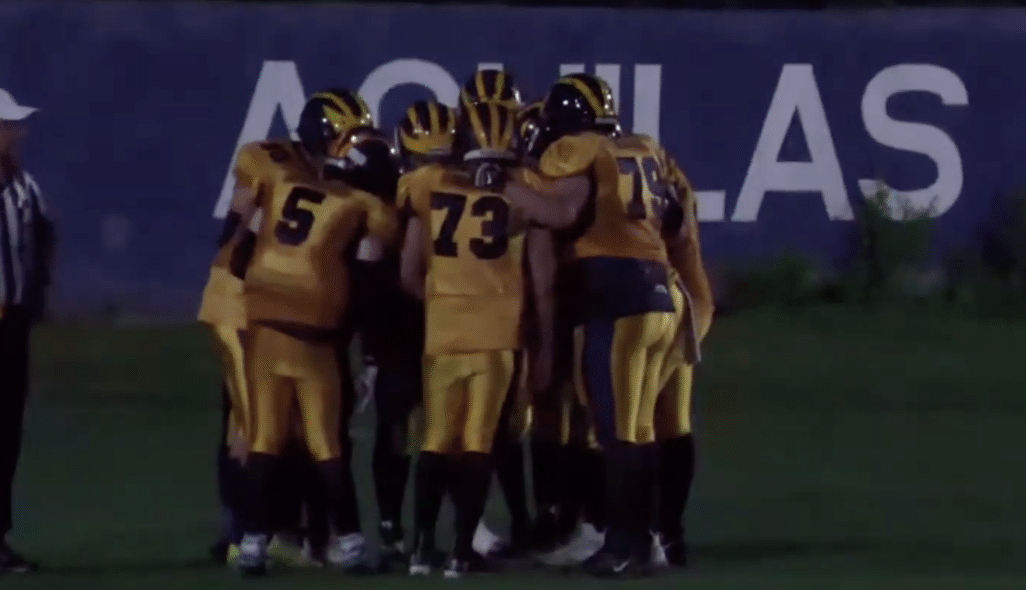ÁGUILAS UAS SE AGRUPAN DURANTE EL PARTIDO DE LA AFAS ANTE GATORS