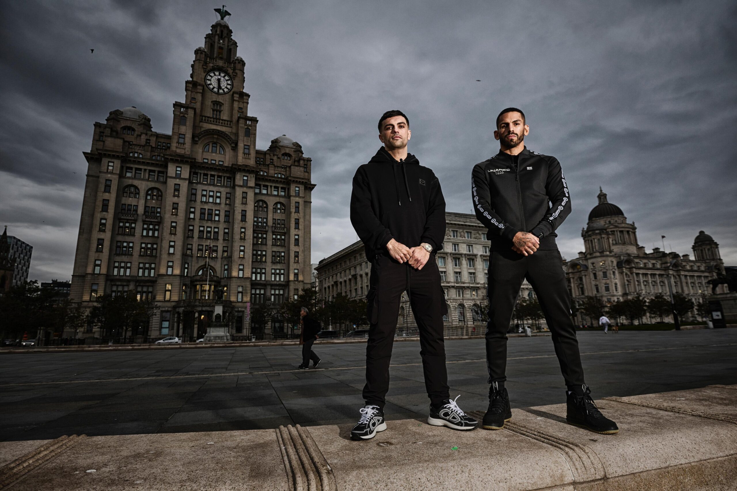 JACK CATTERALL Y JORGE LINARES POSAN PARA LA FOTO EN LIVERPOOL, PREVIO A SU PELEA DEL SÁBADO 21 DE OCTUBRE