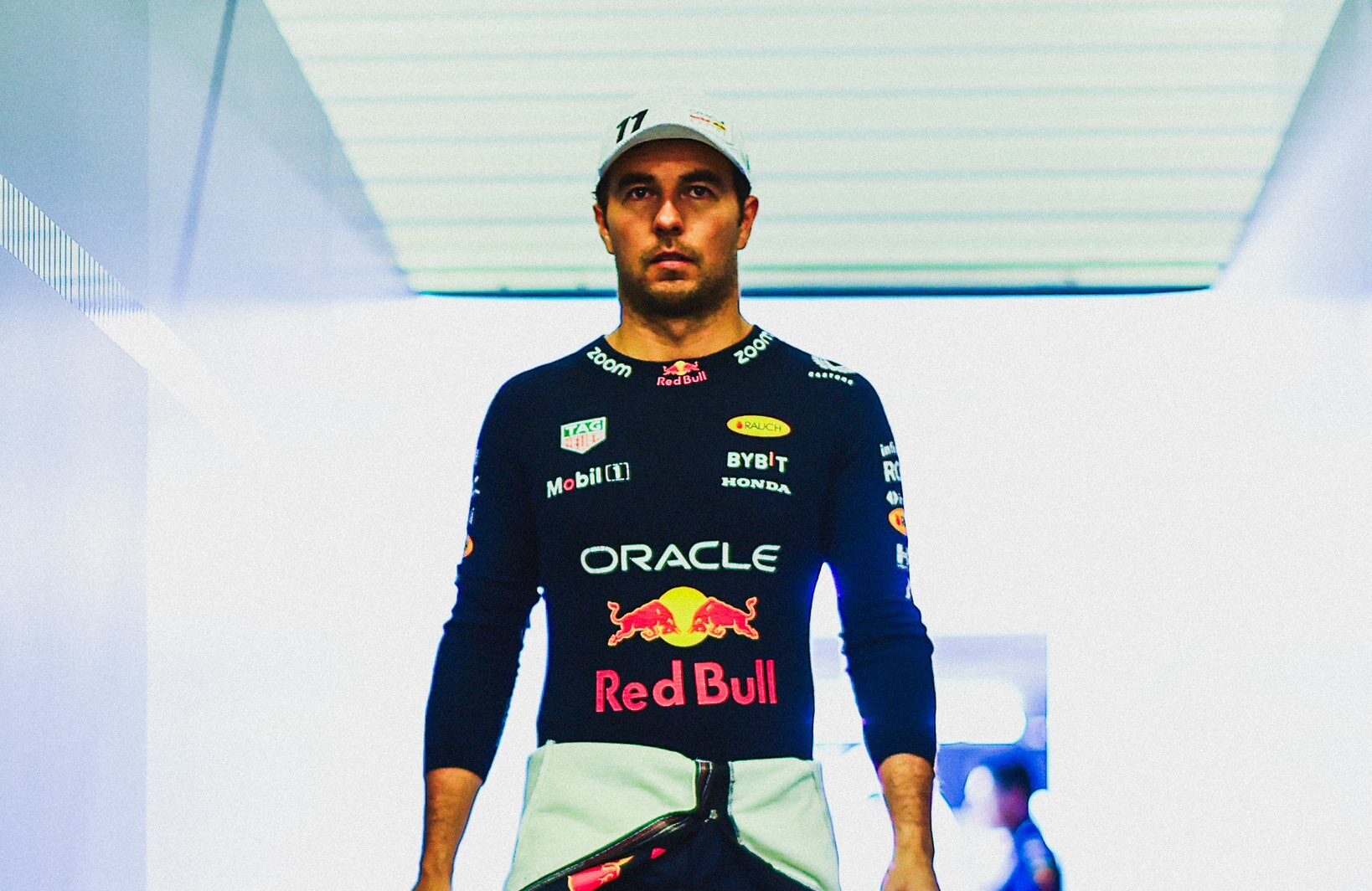 SERGIO PÉREZ SALIENDO RUMBO A LA PISTA PARA LA CLASIFICACIÓN