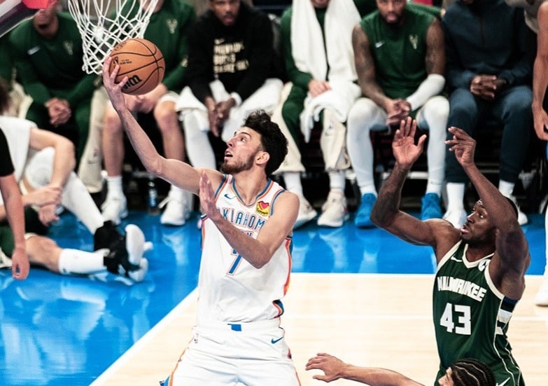 CHET HOLMGREN ANOTA UNA CANASTA EN PRETEMPORADA PARA EL THUNDER