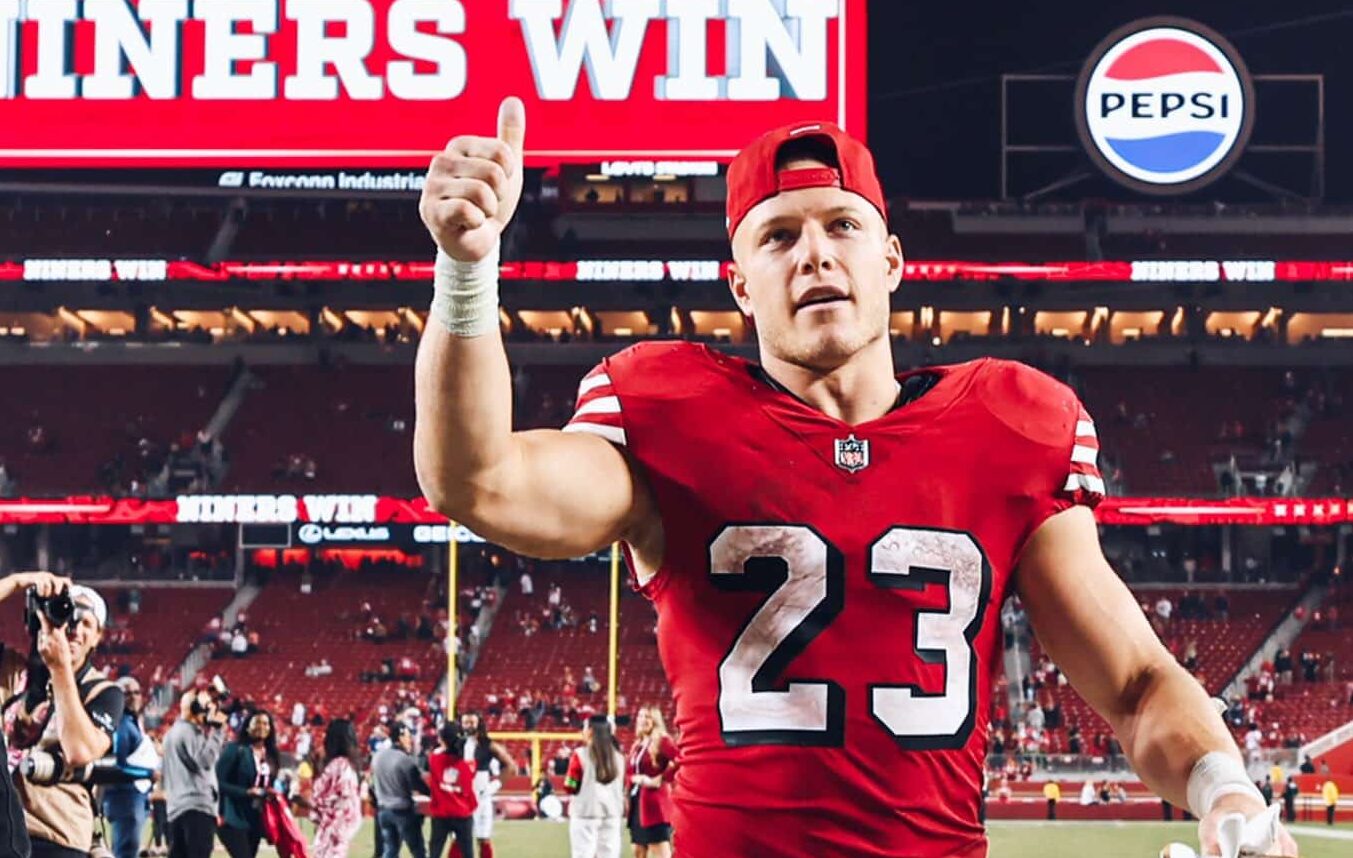 CHRISTIAN MCCAFFREY CELEBRA TRAS UNA VICTORIA DE SAN FRANCISCO