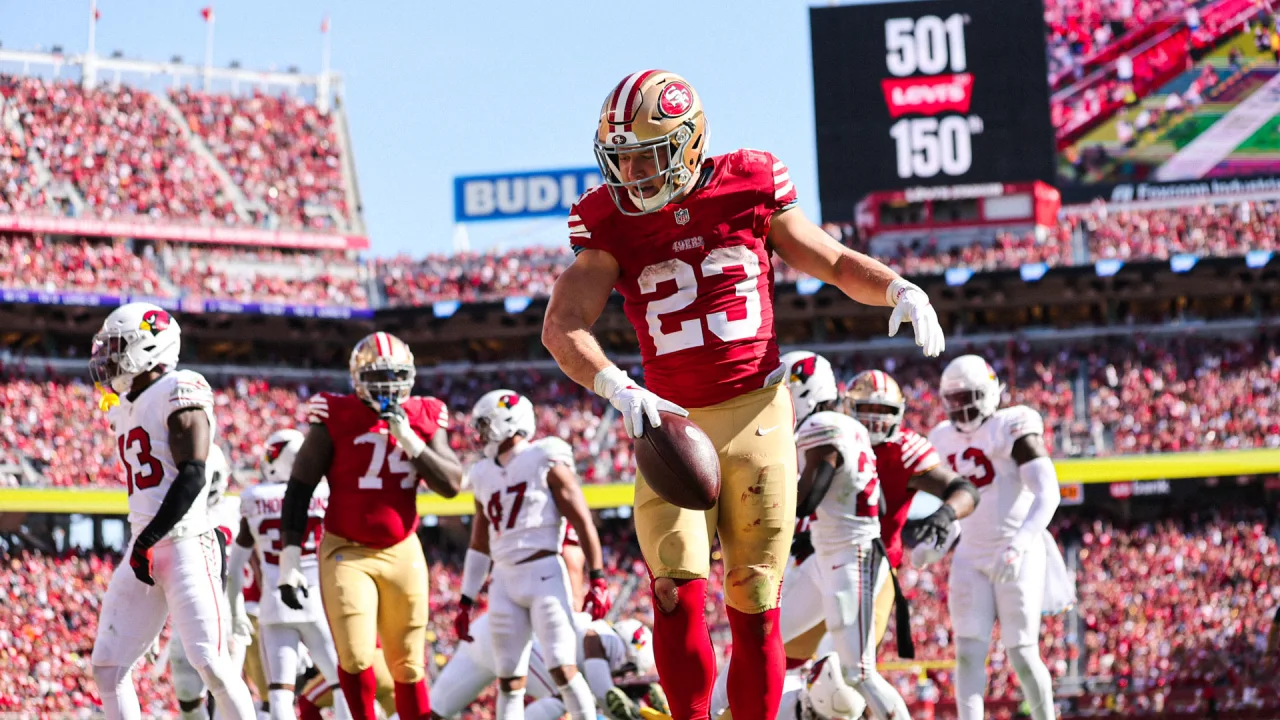 CHRISTIAN MCCAFFREY FESTEJA UNA ANOTACIÓN ANTE LOS CARDINALS