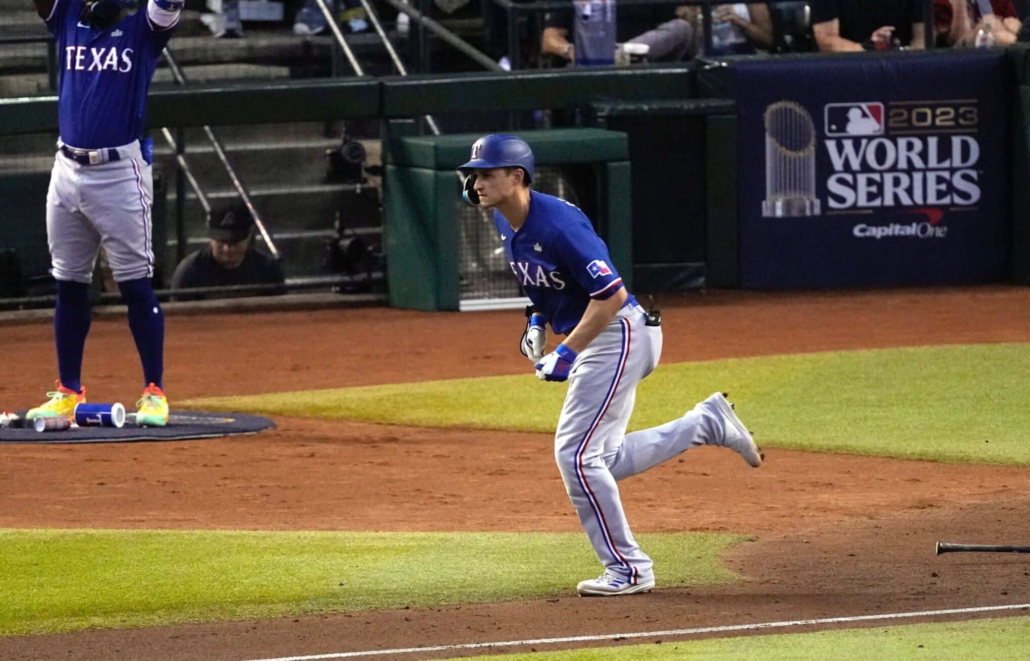 COREY SEAGER MIENTRAS CONECTA UN CUADRANGULAR DE 2 CARRERAS PARA LOS RANGERS