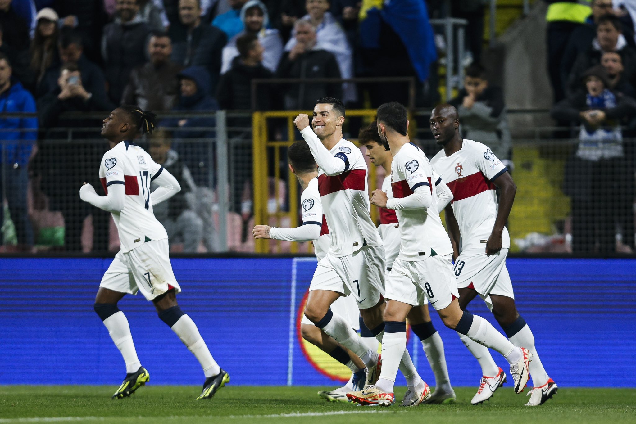 CRISTIANO RONALDO CELEBRA UNA DE SUS ANOTACIONES ANTE BOSNIA Y HERZEGOVINA