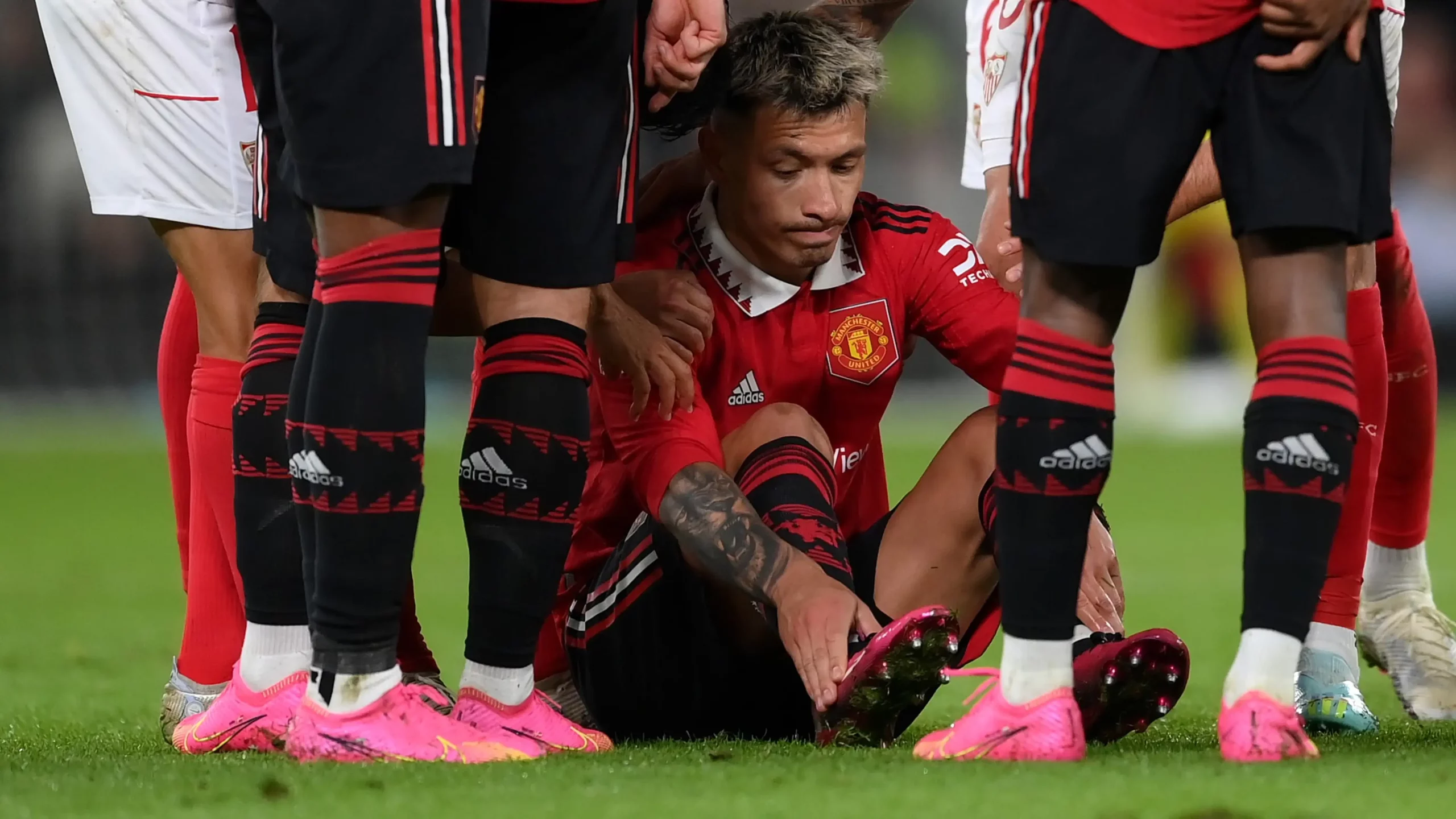 Lisandro en el piso tomándose el pie dañado