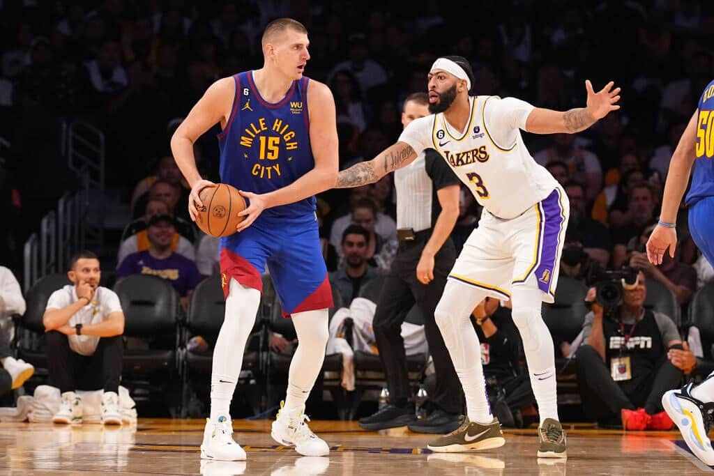 NIKOLA JOKIC DE DENVER DEFENDIDO POR ANTHONY DAVIS DE LOS LAKERS