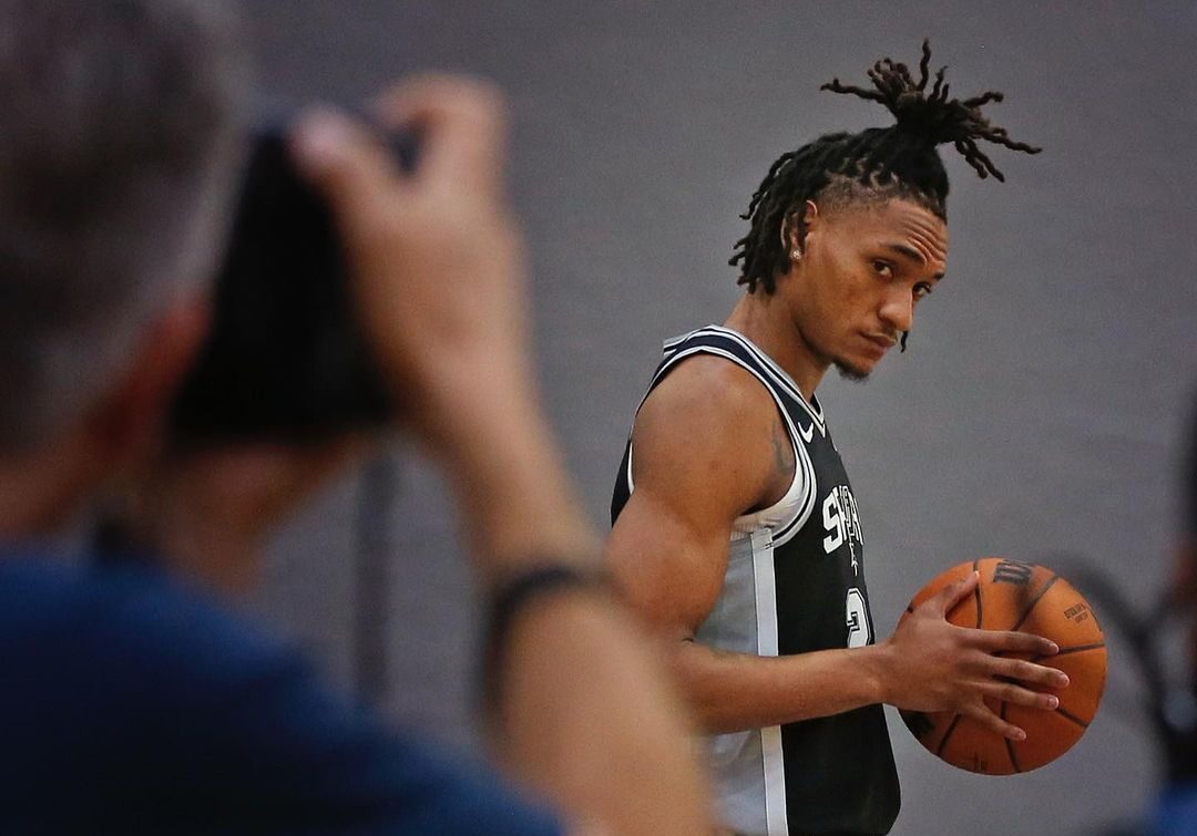 DEVIN VASSELL POSA PARA LA FOTO EN EL DÍA DE MEDIOS DE LOS SPURS
