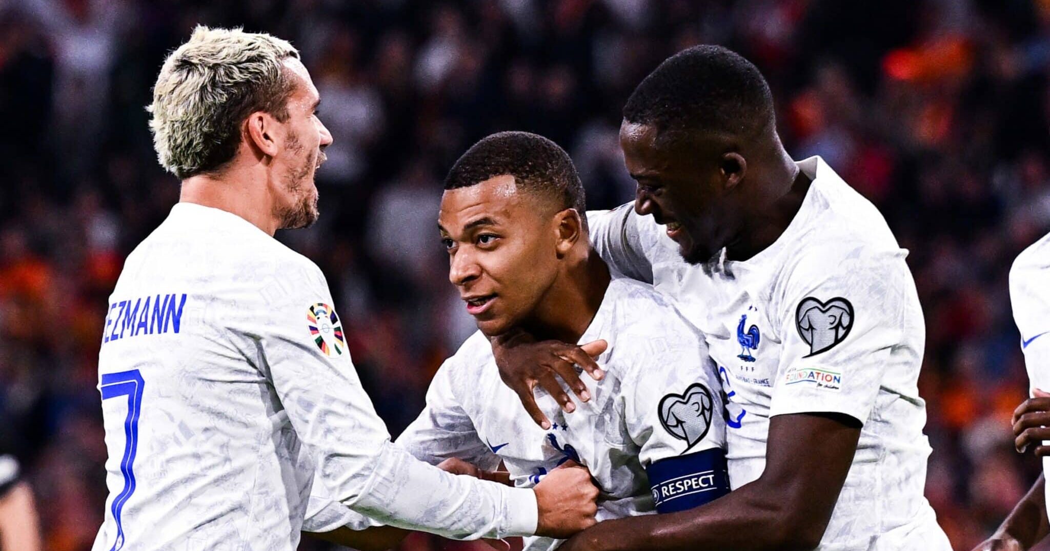 Mbappé siendo felicitado por sus compañeros