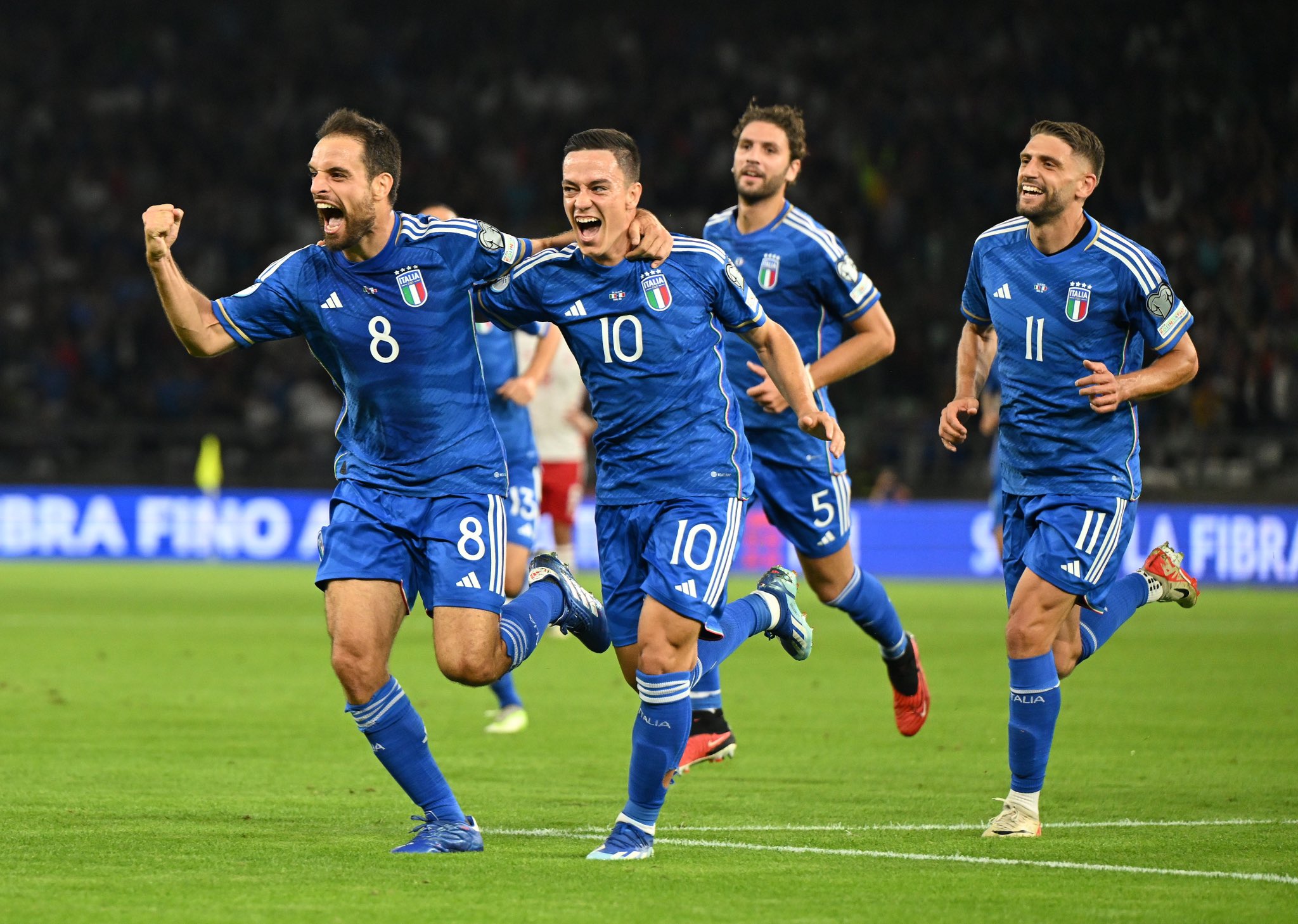 Italia festejando gol