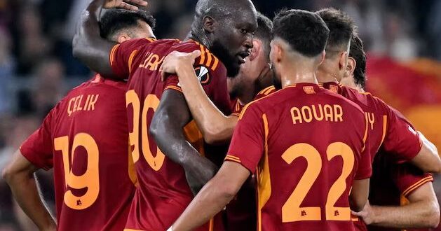 Roma festejando un gol