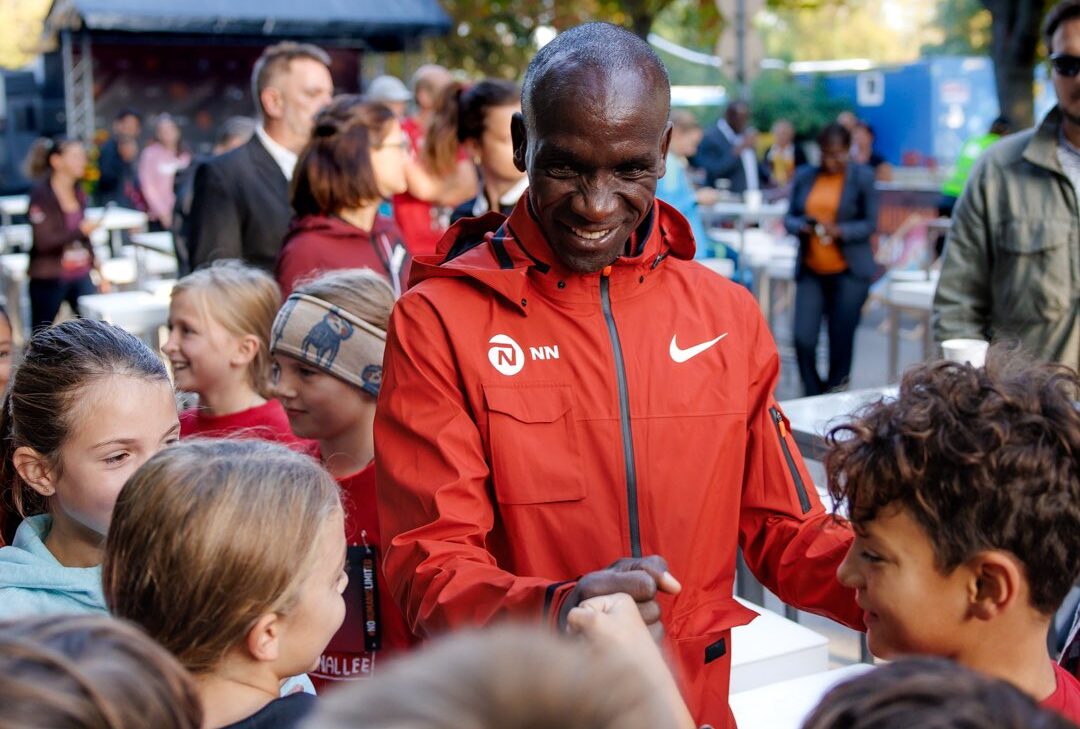 ELUID KIPCHOEG JUNTO A AFICIONADOS