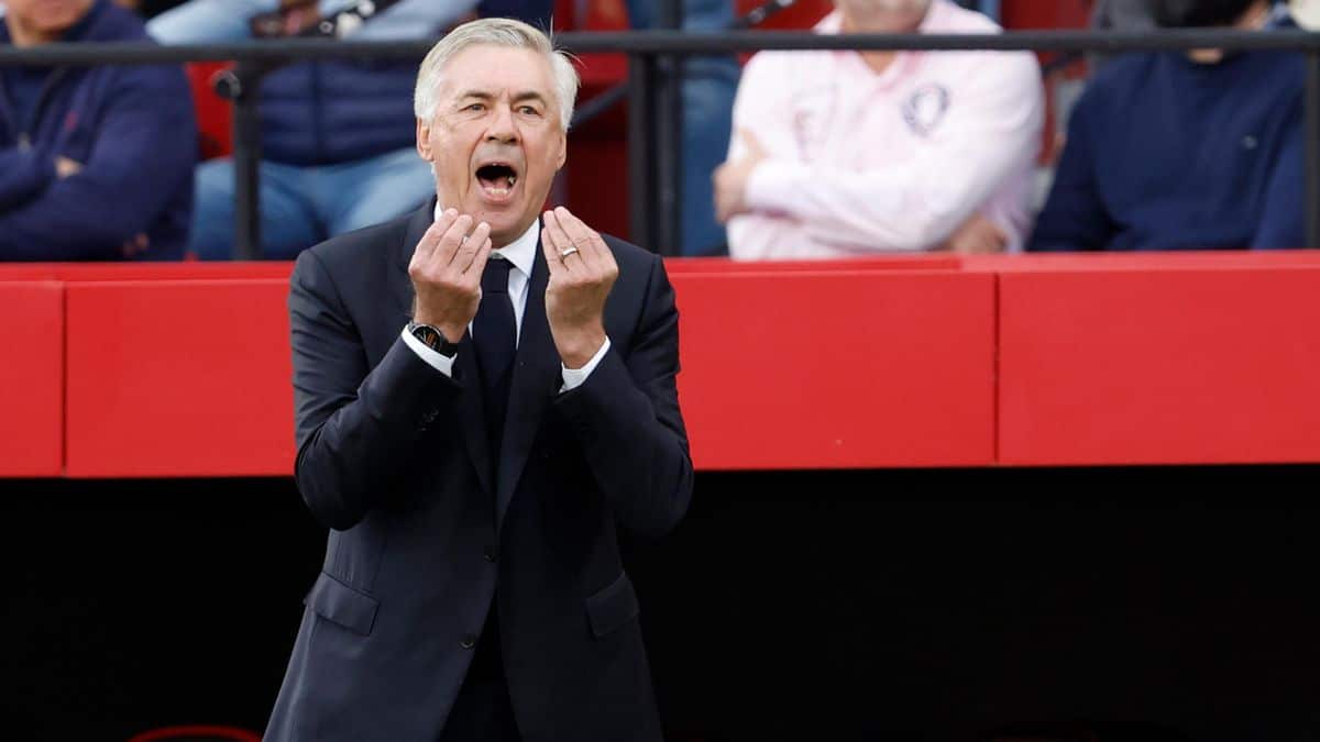 Ancelotti reclamándole al arbitro