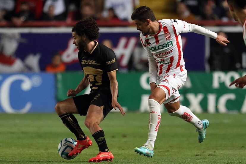 Chino Huerta conduciendo el balón