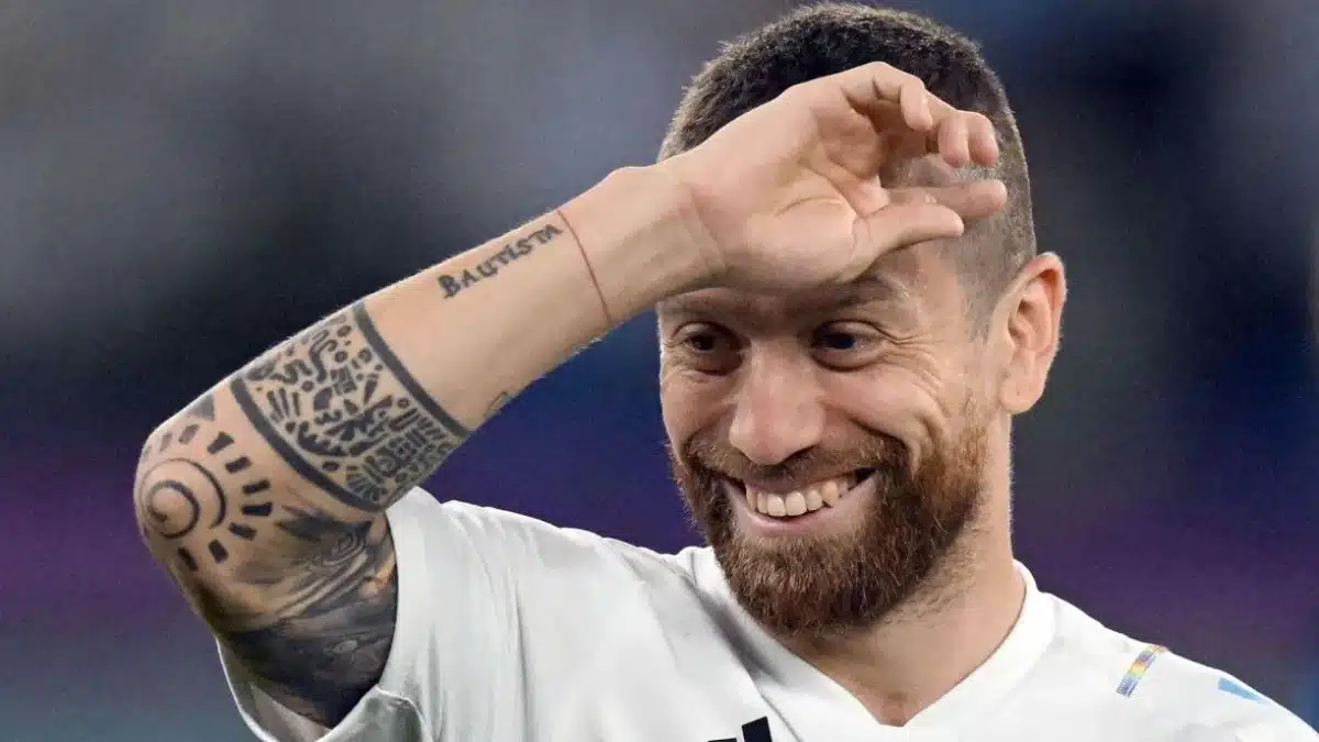 Papu Gómez sonriendo con la mano en la cabeza
