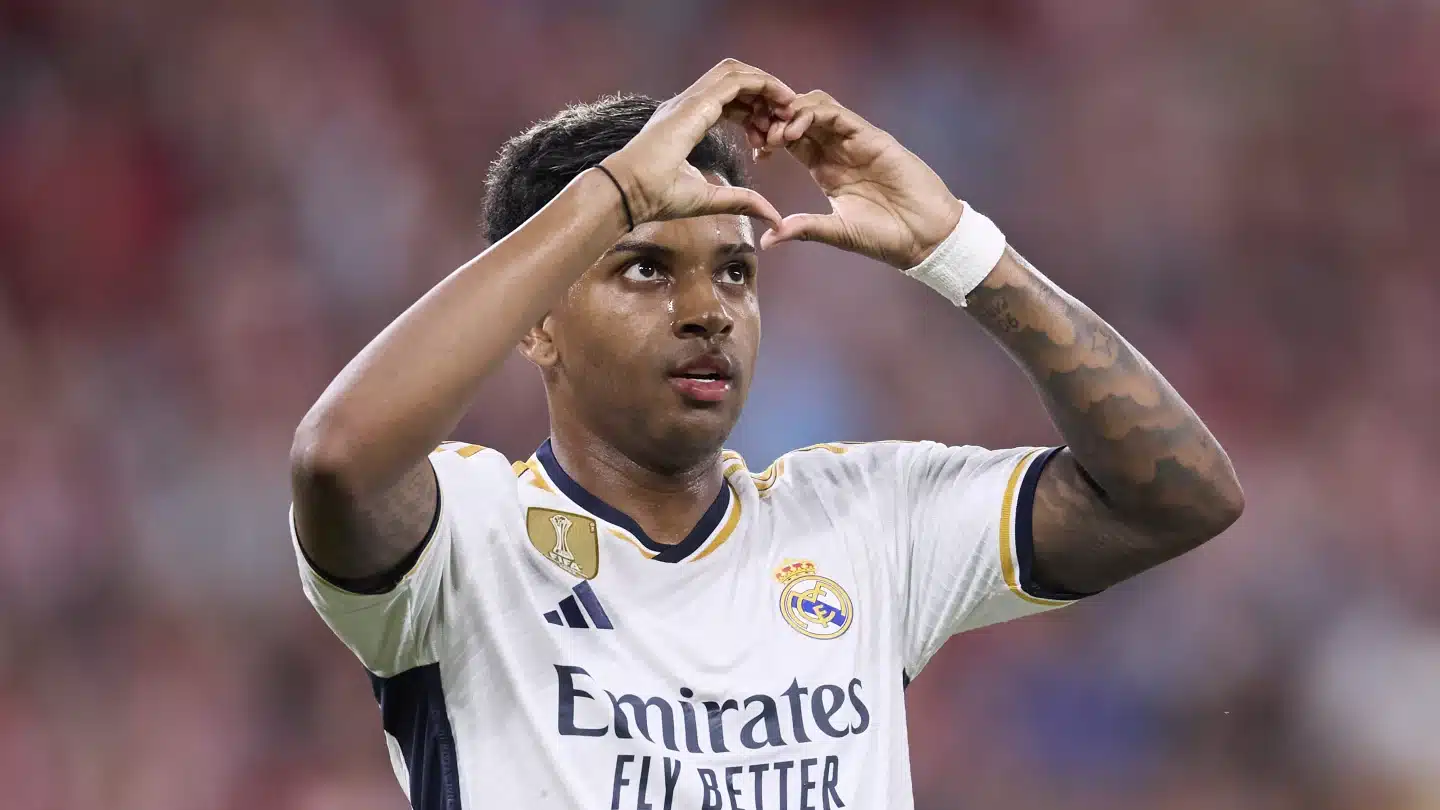 Rodrygo festejando anotación formando un corazón con las manos