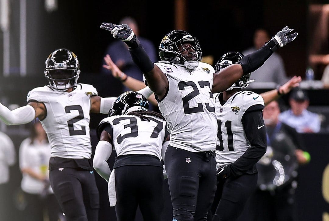 FOYE OLUOKUN DE LOS JAGUARS CELEBRA SU ANOTACIÓN TRAS REALIZAR UNA INTERCEPCIÓN A LOS SAINTS