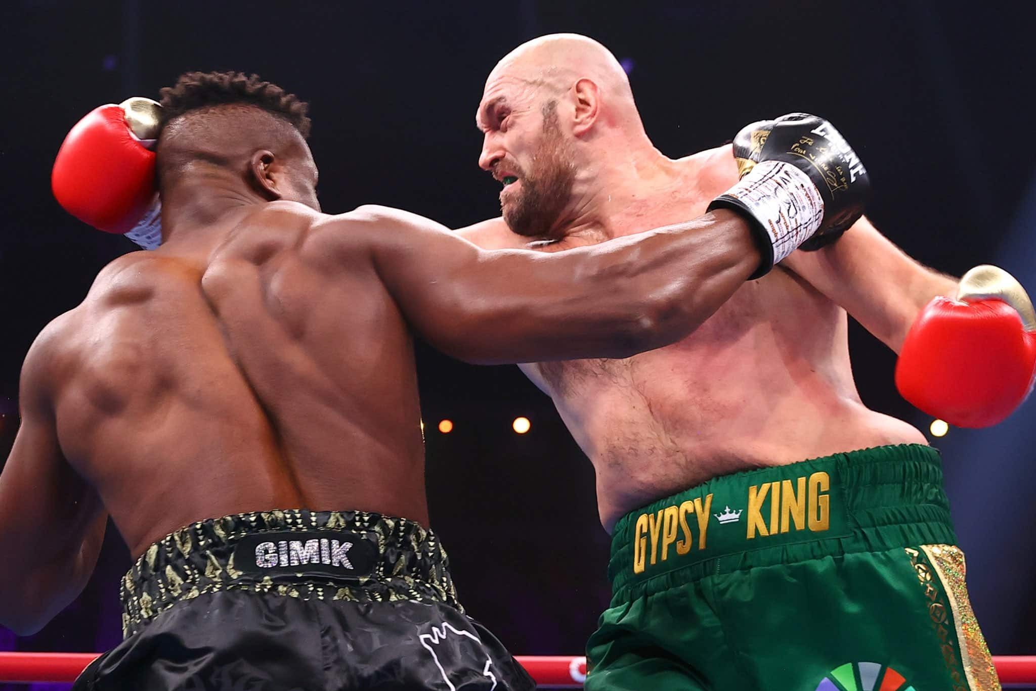 TYSON FURY Y FRANCIS NGANNOU INTERCAMBIAN GOLPES EN SU PELEA EN RIYADH