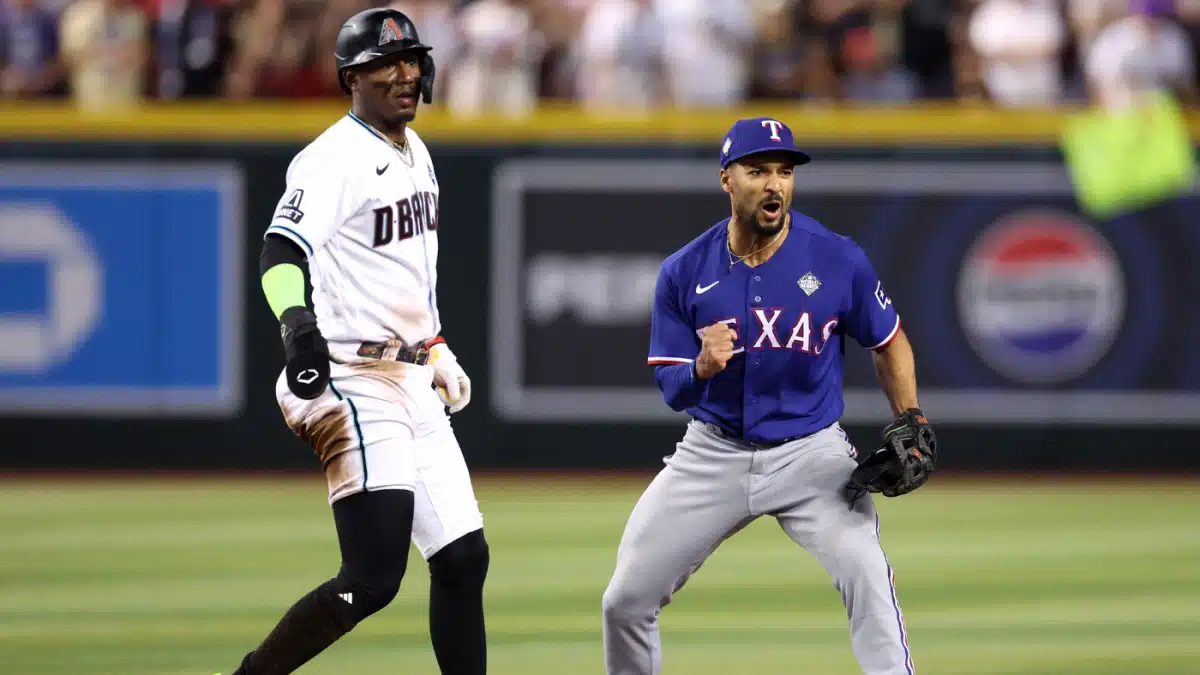 Semien festejando una jugada en la segunda base junto a Perdomo
