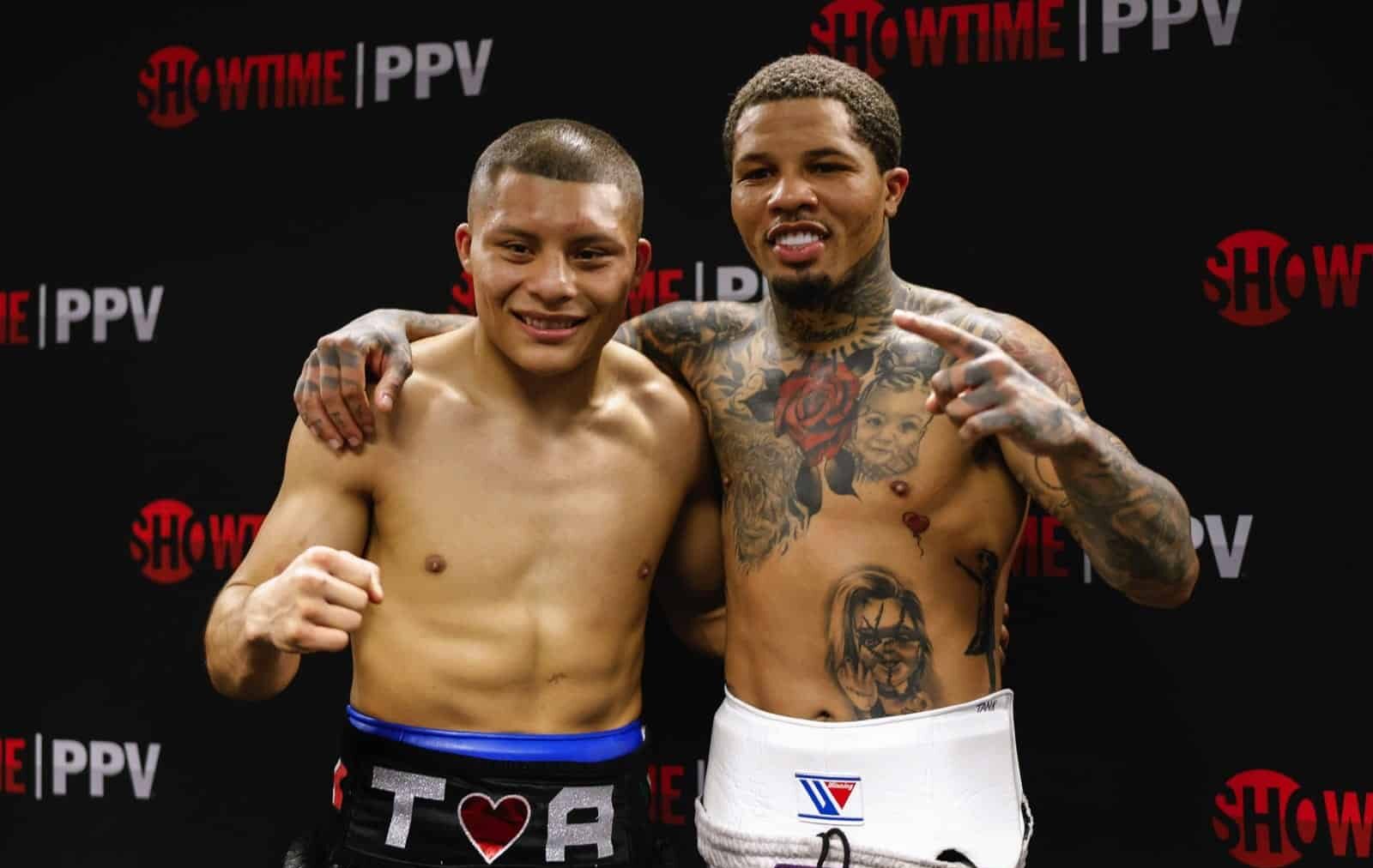 ISAAC CRUZ (IZQUIERDA) Y GERVONTA DAVIS (DERECHA) LUEGO DE SU PELEA EN EL 2021