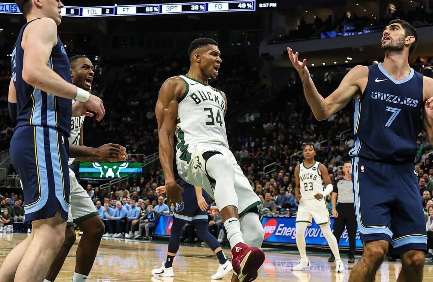 GIANNIS ANTETOKOUNMPO FESTEJA UNA ANOTACIÓN CON LOS BUCKS