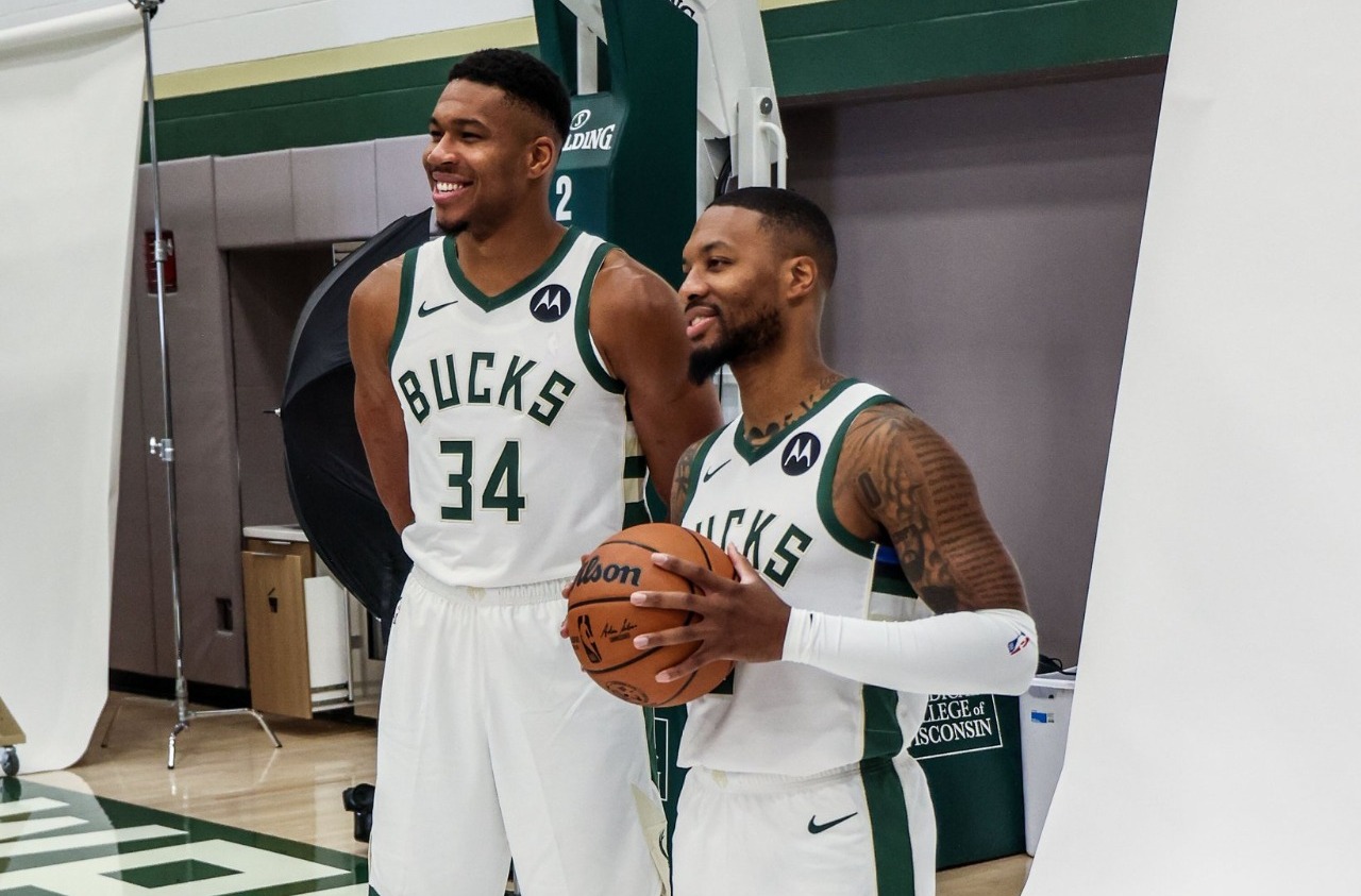 GIANNIS ANTETOKOUNMPO (IZQUIERDA) Y DAMIAN LILLARD (DERECHA) EN EL DÍA DE MEDIOS DE LOS BUCKS