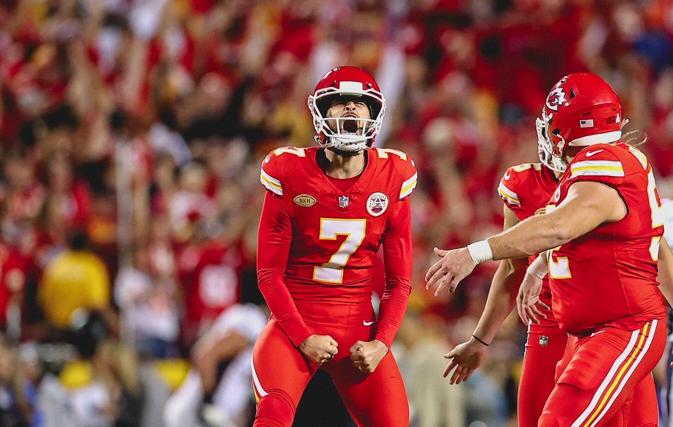 HARRISON BUTKER, PATEADOR DE LOS CHIEFS, CELERBA UN GOL DE CAMPO
