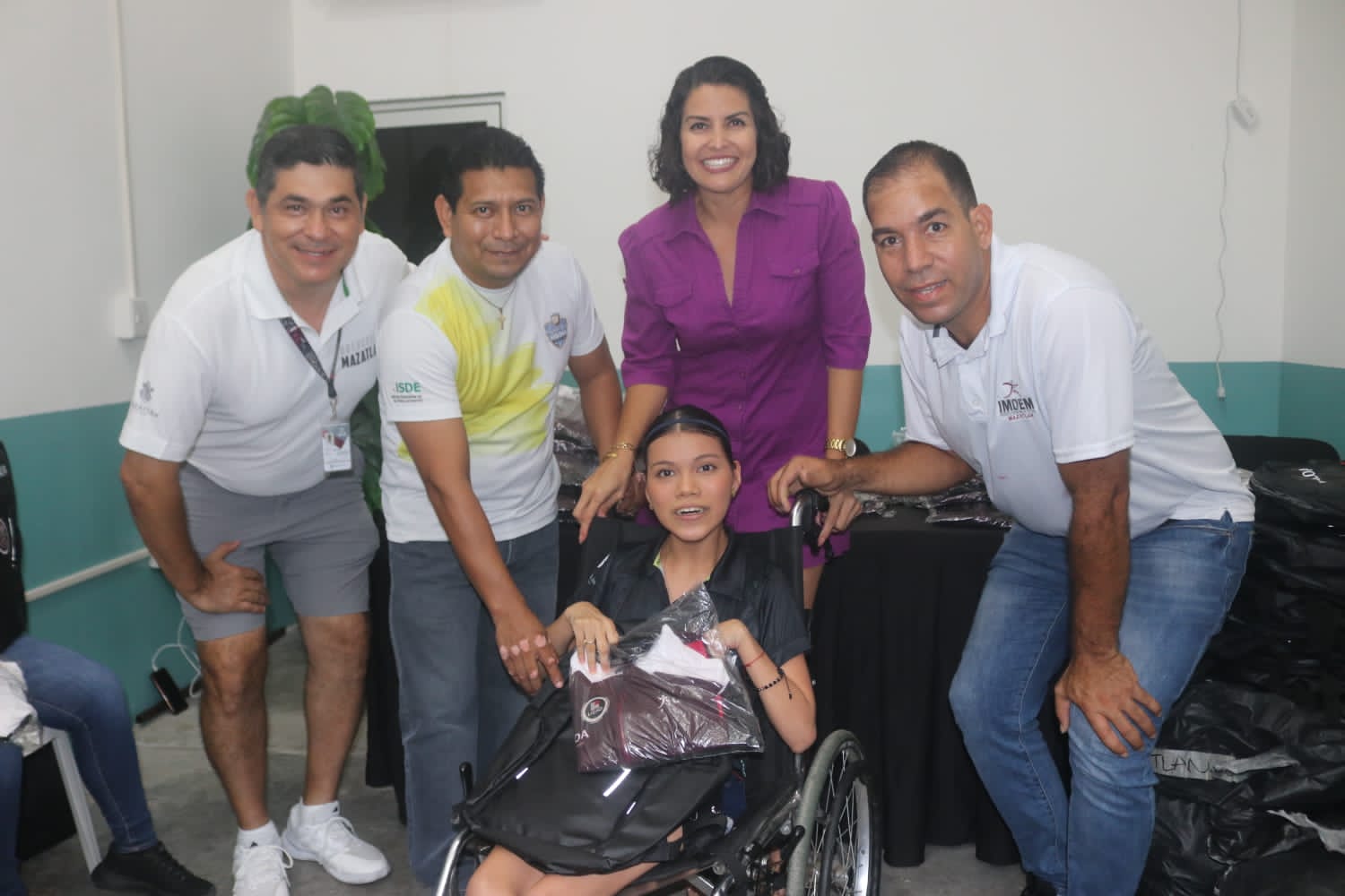ISDE ENTREGA UNIFORMES