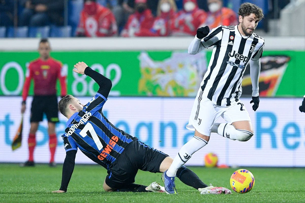 Locatelli gambeteando al defensa