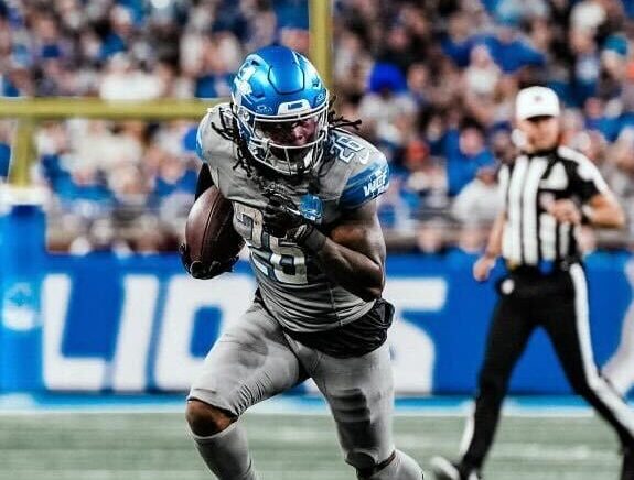 JAHMYR GIBBS HACE UNA ANOTACIÓN PARA DETROIT ANTE LOS RAIDERS DE LAS VEGAS