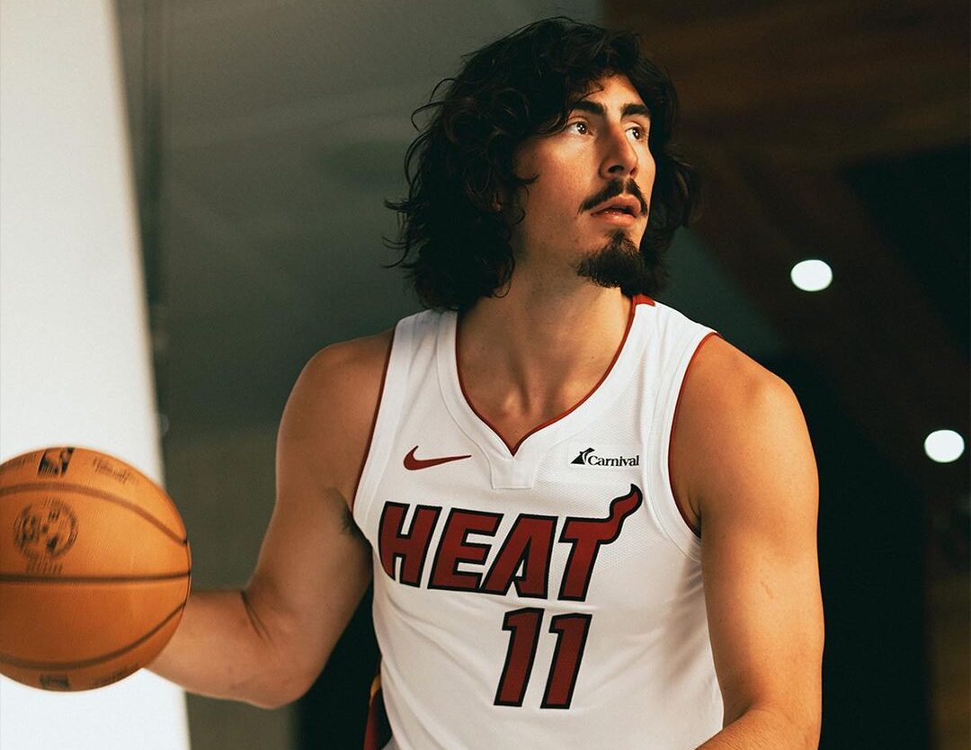JAIME JÁQUEZ JR DURANTE LA SESIÓN DE FOTOS CON EL MIAMI HEAT