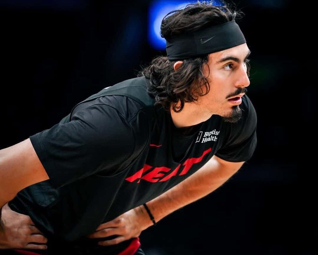 JAIME JÁQUEZ JR DURANTE UN CALENTAMIENTO CON EL MIAMI HEAT