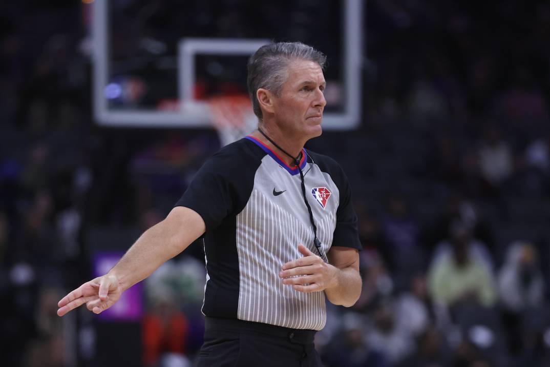 SCOTT FOSTER, ÁRBITRO DE LA NBA, DURANTE UN PARTIDO