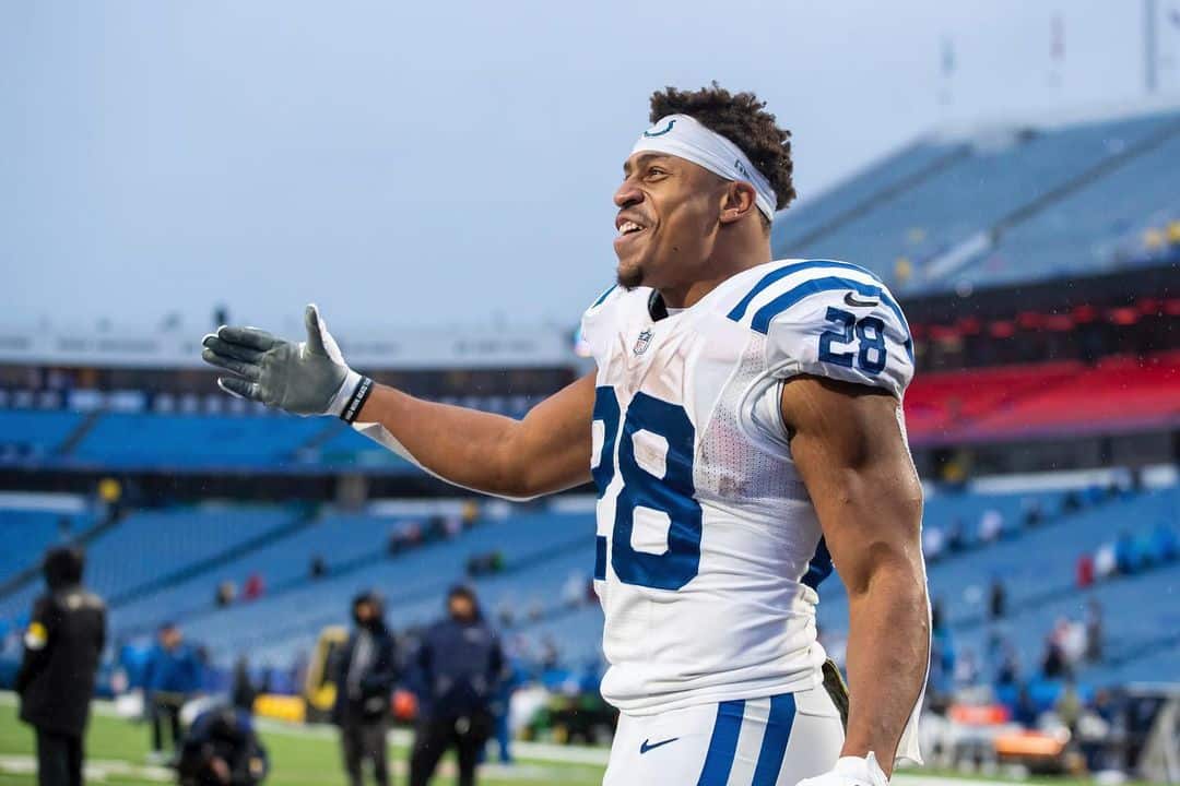 JONATHAN TAYLOR SALUDA DURANTE UN JUEGO DE LOS COLTS