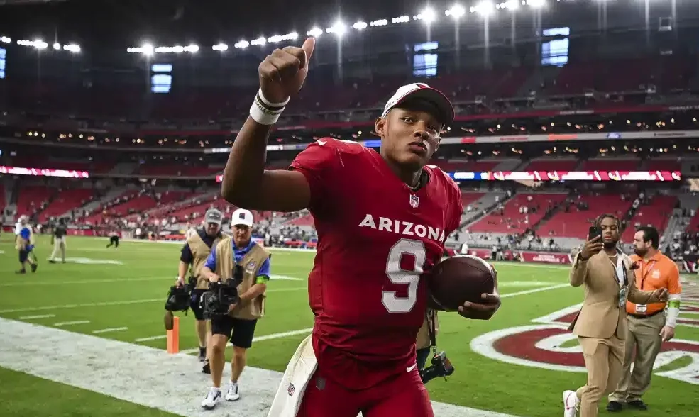 JOSHUA DOBBS SALUDA A LA AFICIÓN DE LOS CARDINALS TRAS LA VICTORIA ANTE DALLAS