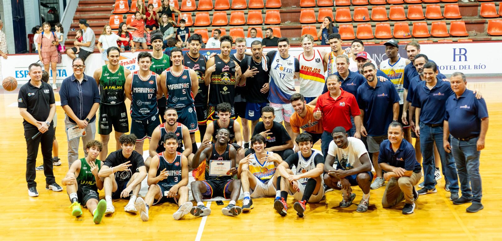 JUGADORES POSAN PARA LA FOTO DEL RECUERDO TRAS EL JUEGO DE ESTRELLAS DE LA LBP