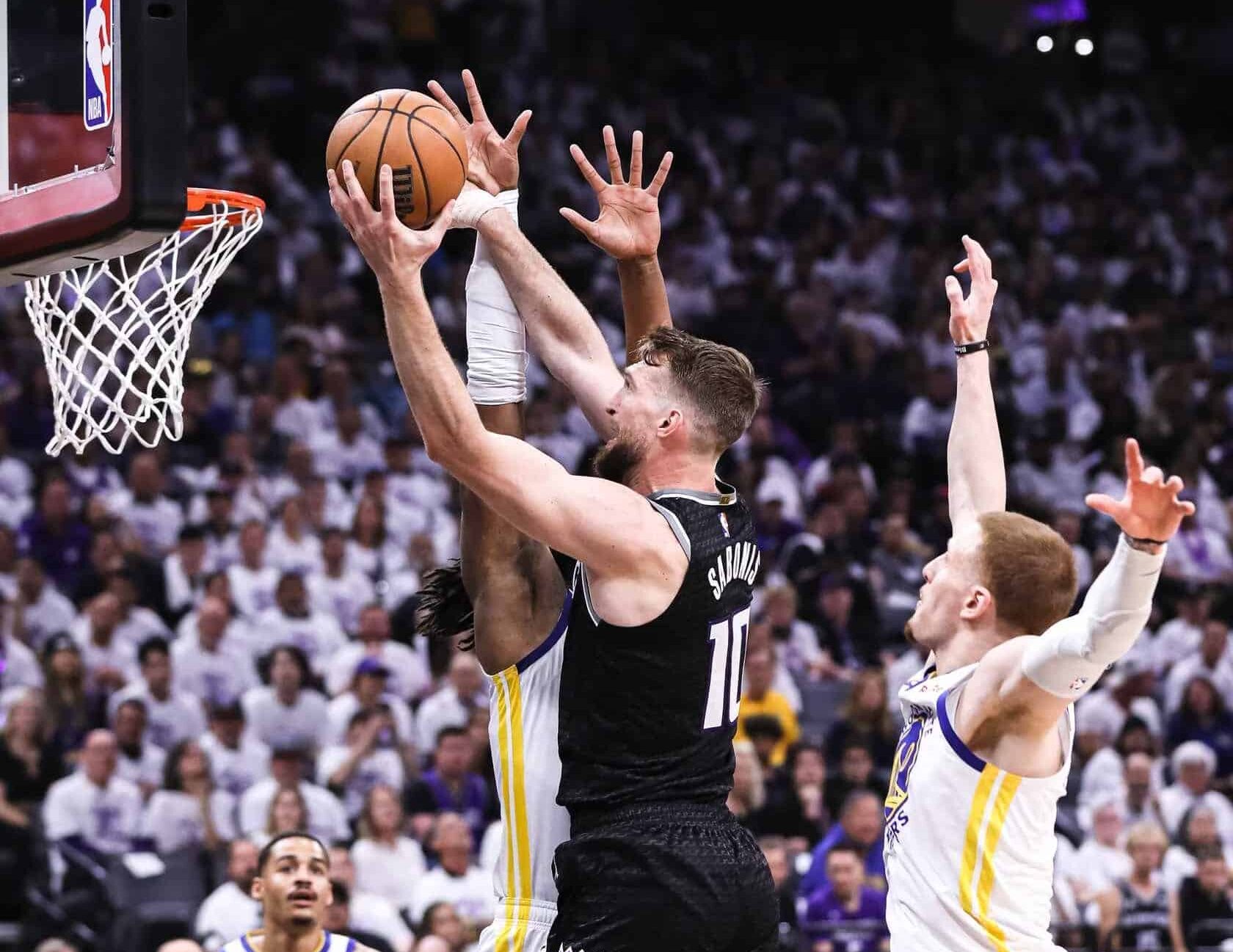 DOMANTAS SABONIS INTENTA UNA CANASTA ANTE LOS WARRIORS