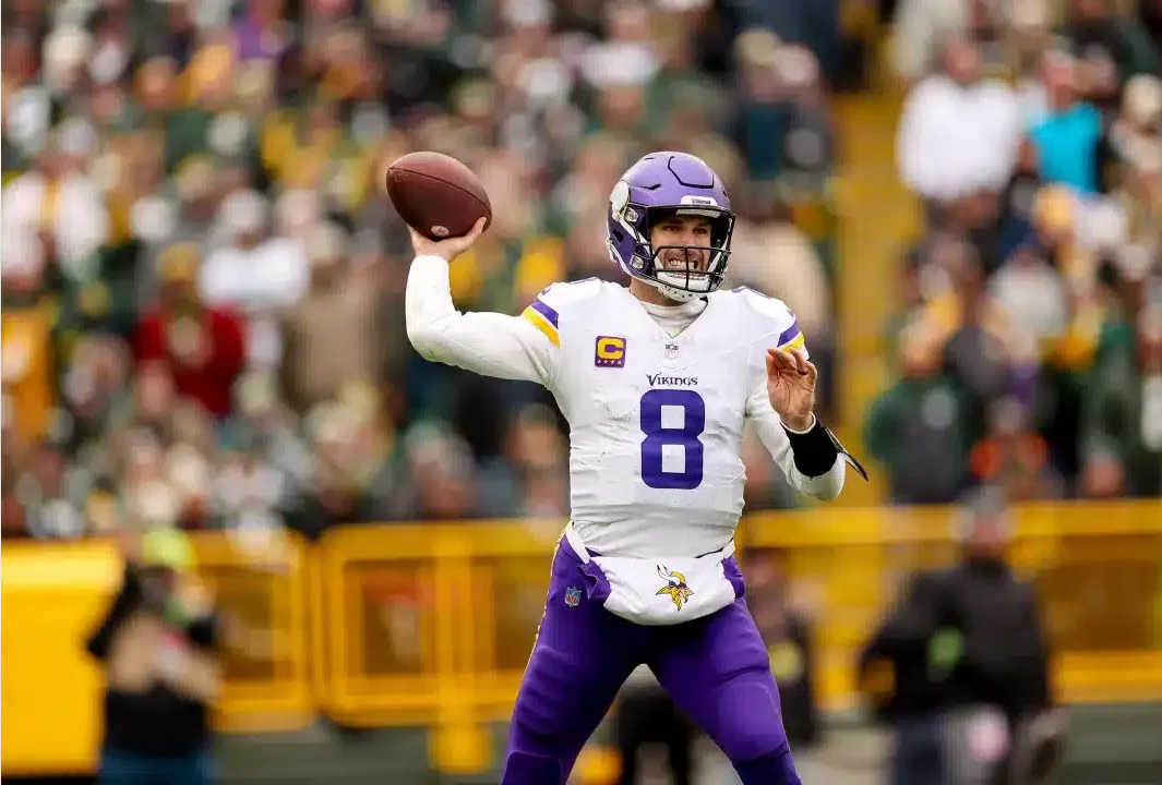 KIRK COUSINS LANZA UN PASE PARA LOS VIKINGS EN EL TRIUNFO ANTE LOS PACKERS