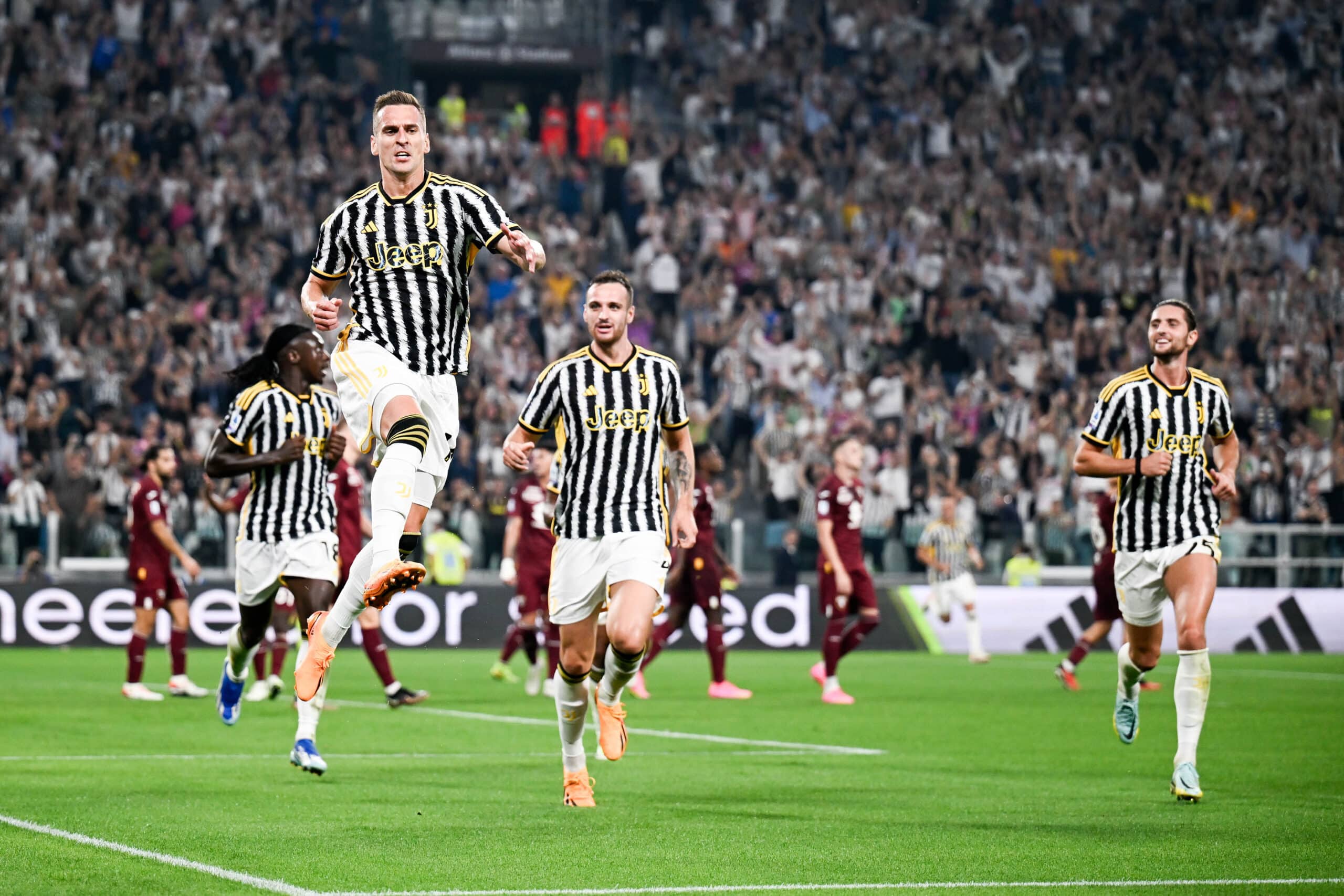 Milik festejando el gol