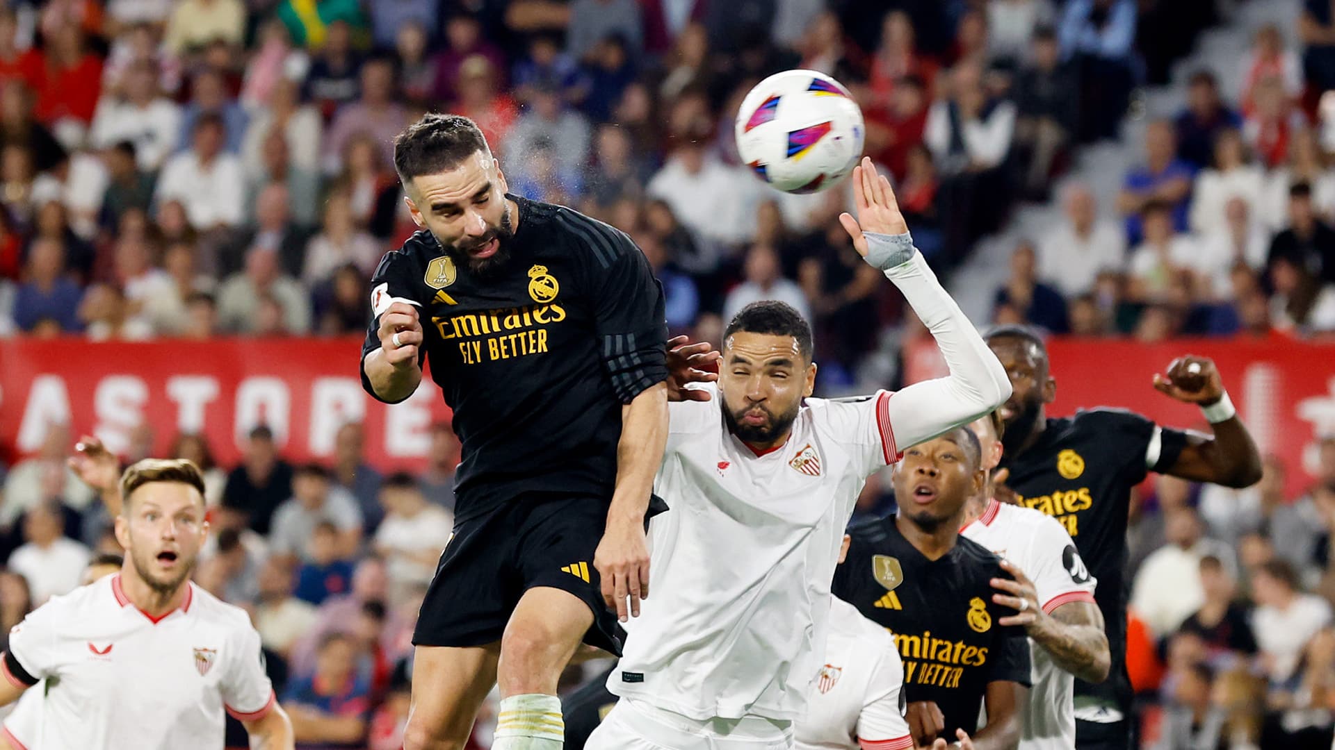 Carvajal rematando de cabeza