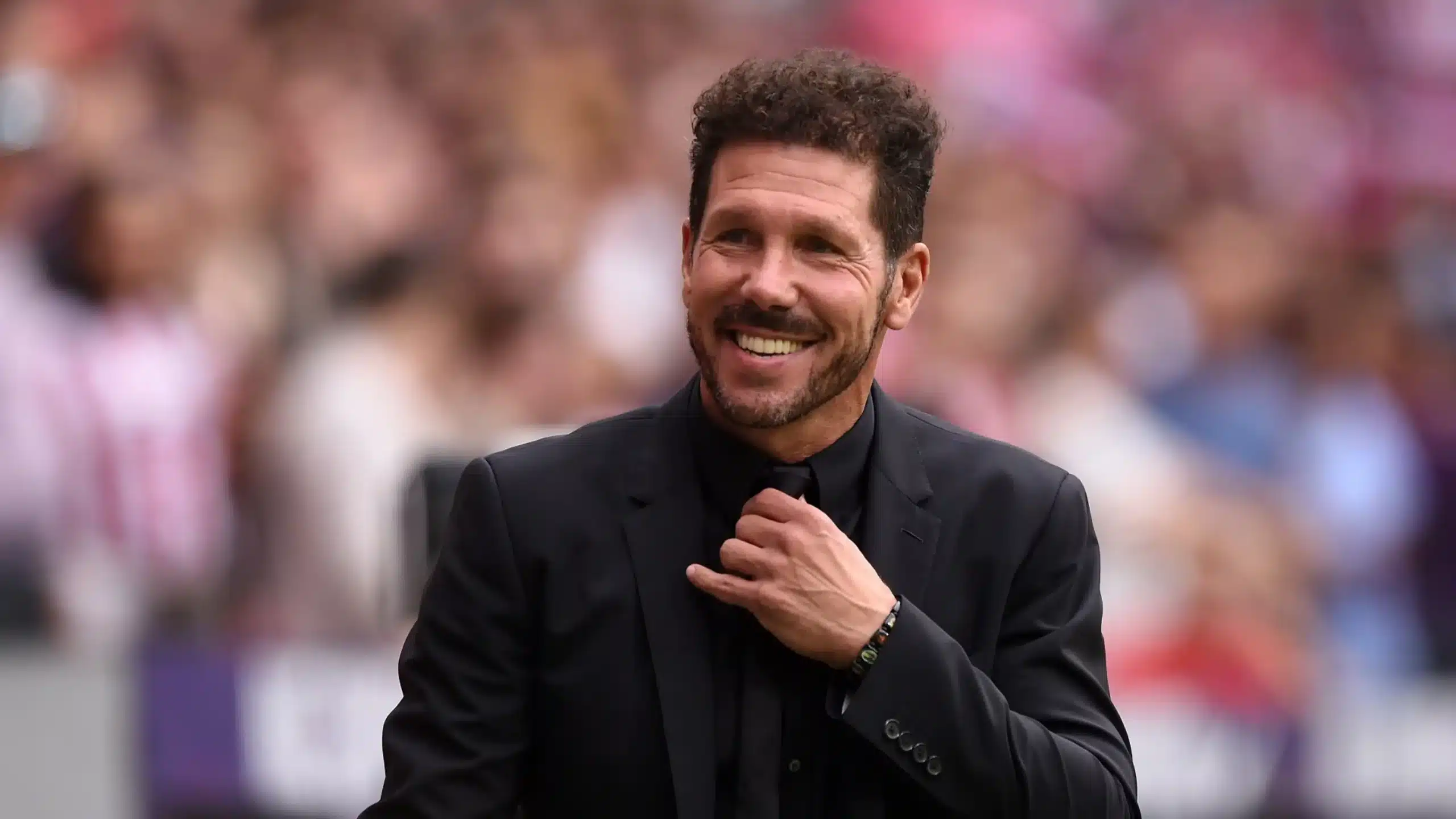 Simeone sonriendo y mirando al graderío