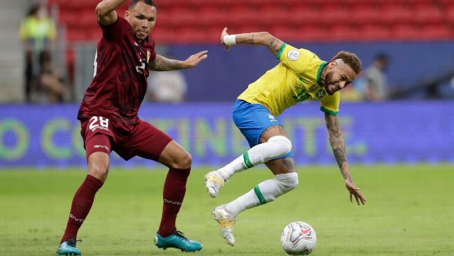 Neymar recibiendo una falta de un jugador de Venezuela