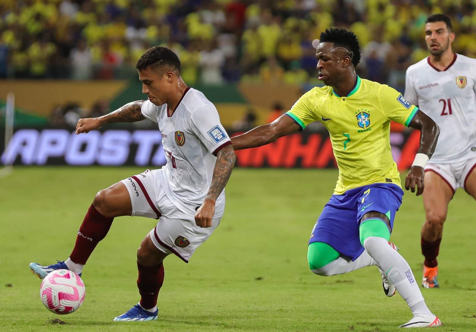Vinicius luchando por la pelota
